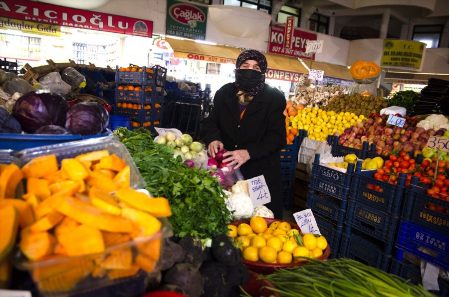 Nazife Nine Eşine Özlemle Pazar Tezgahında 