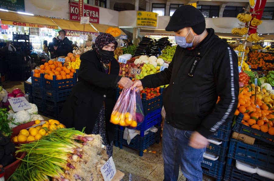 Nazife Nine Eşine Özlemle Pazar Tezgahında 