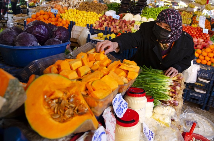 Nazife Nine Eşine Özlemle Pazar Tezgahında 