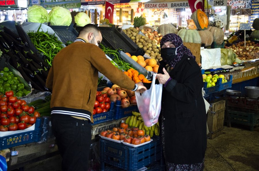 Nazife Nine Eşine Özlemle Pazar Tezgahında 