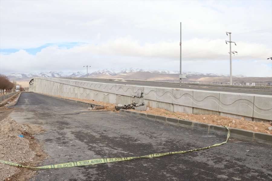 Niğde'de Otomobil İnşaat Halindeki Köprünün Duvarına Çarptı: 3 Ölü