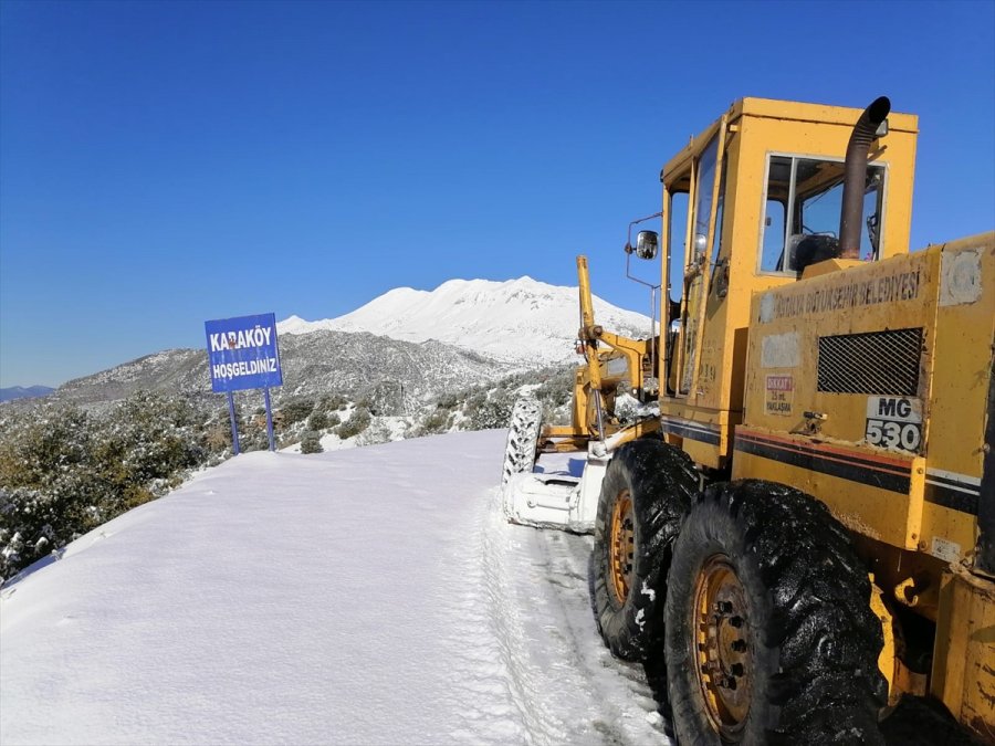 Antalya'nın Yüksek Kesimlerinde Karla Kapanan Yollar Ulaşıma Açıldı
