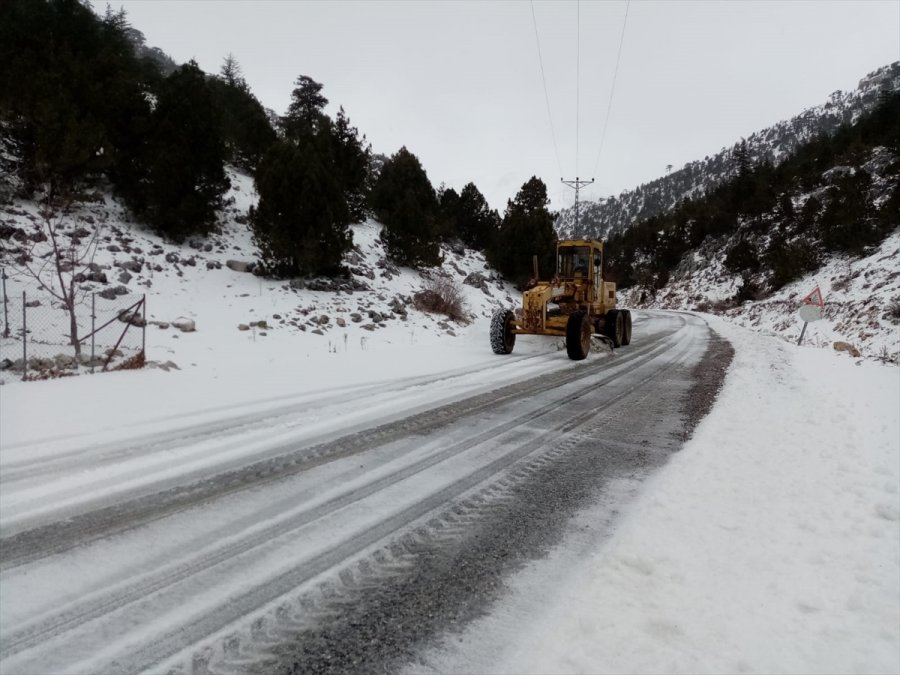 Antalya'nın Yüksek Kesimlerinde Karla Kapanan Yollar Ulaşıma Açıldı