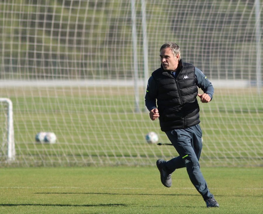 Antalyaspor Teknik Direktörü Yanal'dan İlk Yarı Değerlendirmesi: