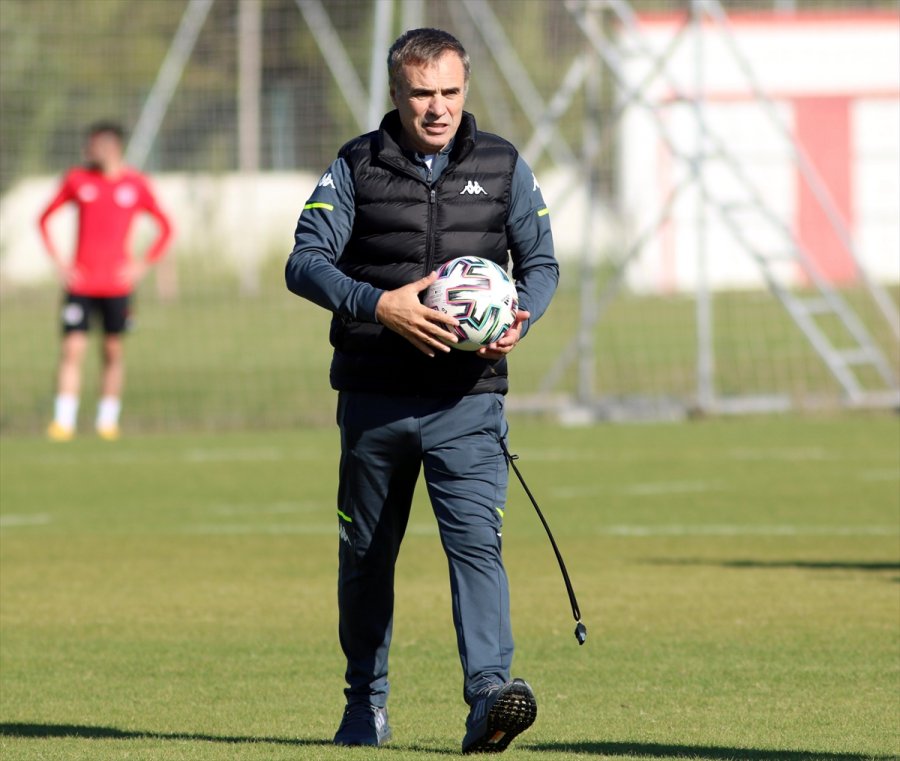 Antalyaspor Teknik Direktörü Yanal'dan İlk Yarı Değerlendirmesi: