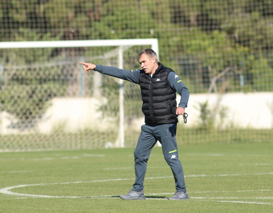 Antalyaspor Teknik Direktörü Yanal'dan İlk Yarı Değerlendirmesi: