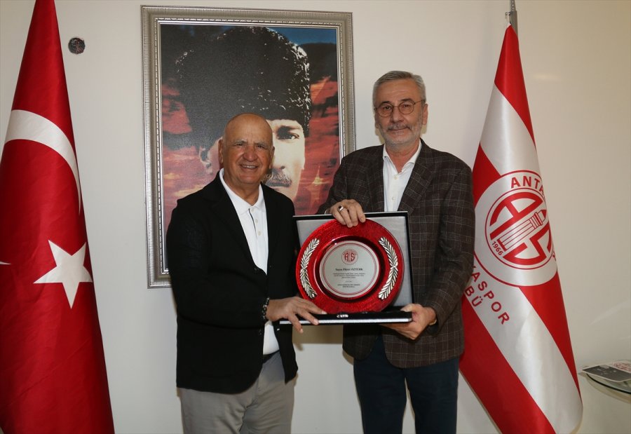 Antalyaspor'da Öztürk Ailesi İçin Veda Töreni Düzenlendi