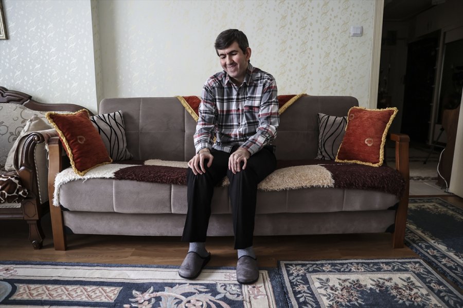 Koronavirüsle Değişen Hayat: Görme Engelli Öğretmen Derslerinde Radyo Efektleri Kullanıyor, Teneffüslerde Konser Veriyor