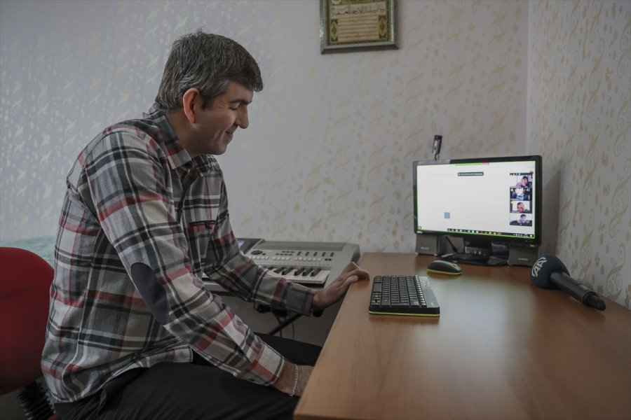 Koronavirüsle Değişen Hayat: Görme Engelli Öğretmen Derslerinde Radyo Efektleri Kullanıyor, Teneffüslerde Konser Veriyor