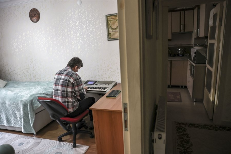 Koronavirüsle Değişen Hayat: Görme Engelli Öğretmen Derslerinde Radyo Efektleri Kullanıyor, Teneffüslerde Konser Veriyor