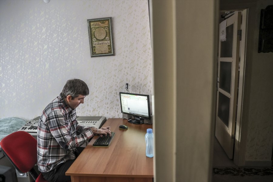 Koronavirüsle Değişen Hayat: Görme Engelli Öğretmen Derslerinde Radyo Efektleri Kullanıyor, Teneffüslerde Konser Veriyor