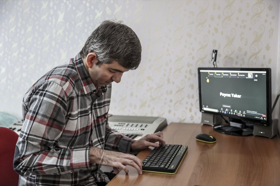 Koronavirüsle Değişen Hayat: Görme Engelli Öğretmen Derslerinde Radyo Efektleri Kullanıyor, Teneffüslerde Konser Veriyor