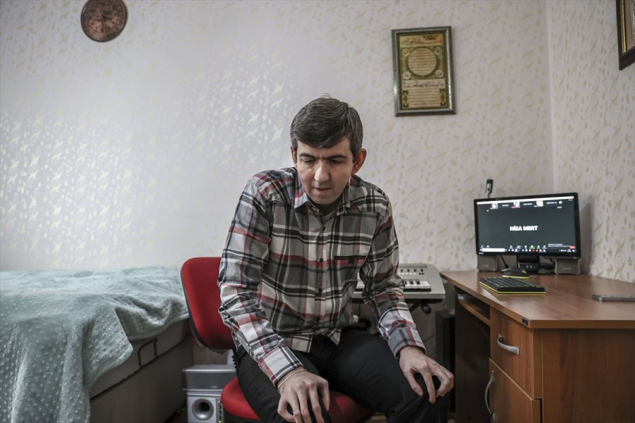 Koronavirüsle Değişen Hayat: Görme Engelli Öğretmen Derslerinde Radyo Efektleri Kullanıyor, Teneffüslerde Konser Veriyor