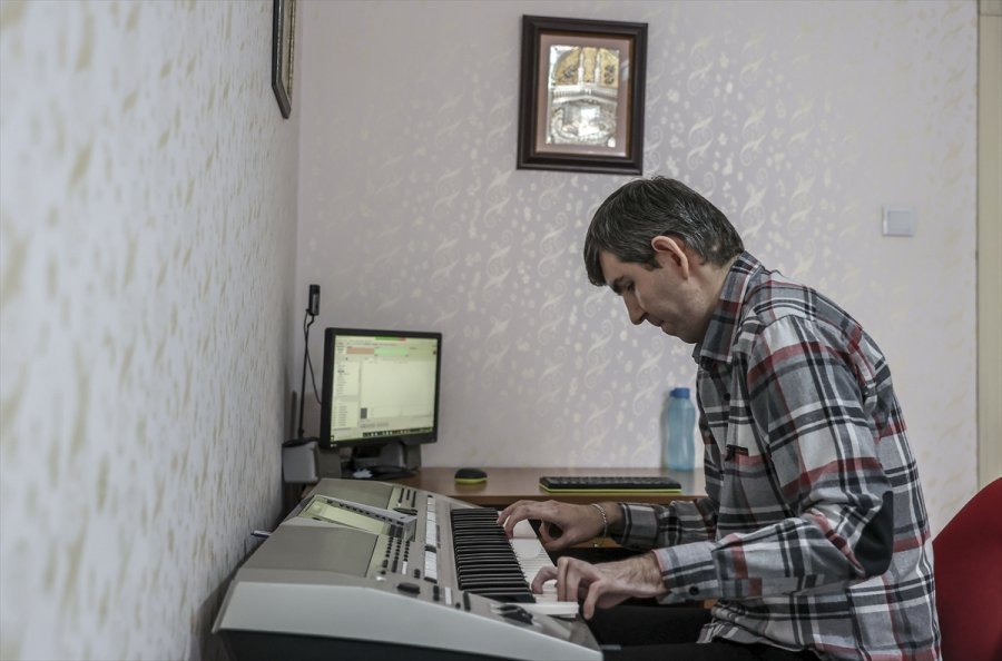 Koronavirüsle Değişen Hayat: Görme Engelli Öğretmen Derslerinde Radyo Efektleri Kullanıyor, Teneffüslerde Konser Veriyor