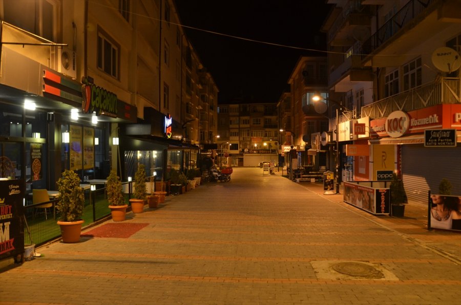 Konya, Afyonkarahisar, Karaman Ve Aksaray'da Kısıtlamanın Başlamasıyla Sokaklar Boş Kaldı