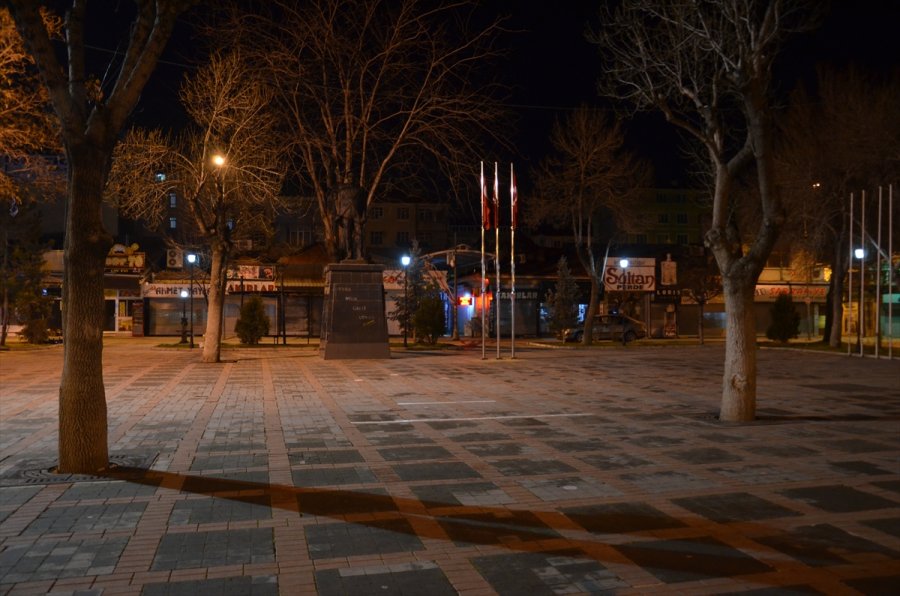 Konya, Afyonkarahisar, Karaman Ve Aksaray'da Kısıtlamanın Başlamasıyla Sokaklar Boş Kaldı