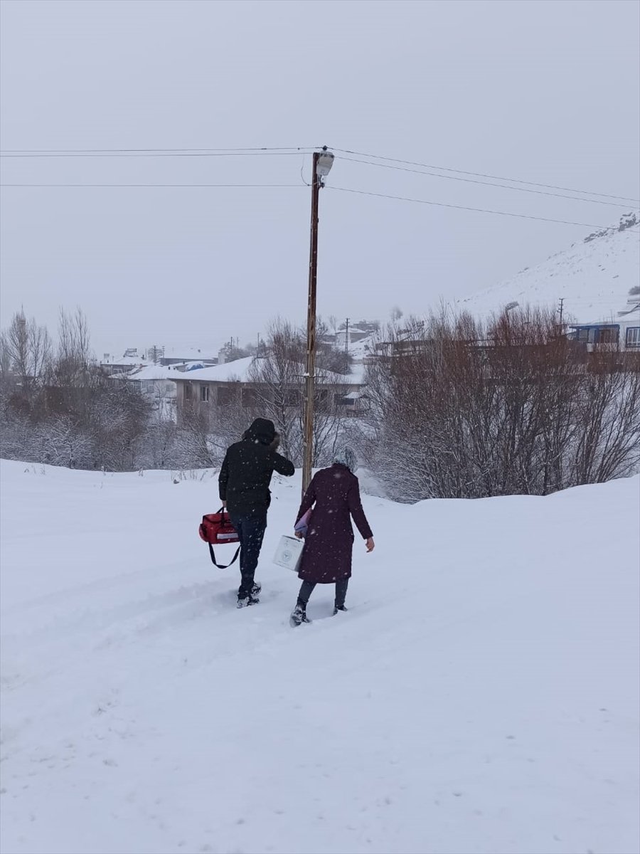 Kayseri'de Kırsalda Kar Nedeniyle Dışarı Çıkamayan Yaşlılar Evinde Aşılanıyor