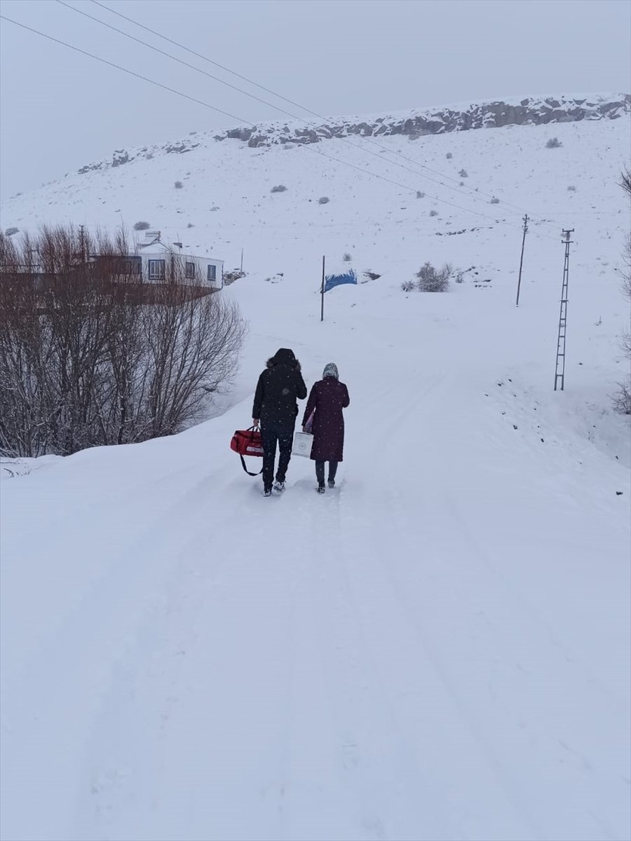 Kayseri'de Kırsalda Kar Nedeniyle Dışarı Çıkamayan Yaşlılar Evinde Aşılanıyor