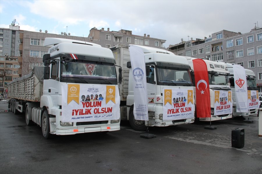 Kayseri'den Suriye'deki İhtiyaç Sahiplerine 5 Tır Patates Ve Giyim Gönderildi