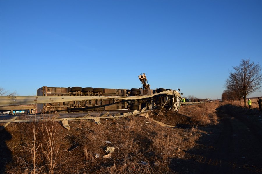 Konya'da Devrilen Tır Ulaşımı Aksattı