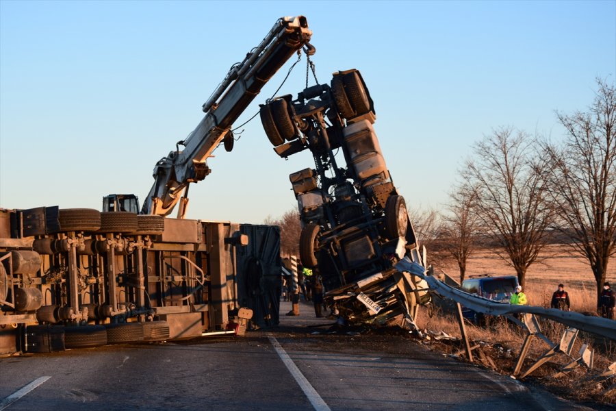 Konya'da Devrilen Tır Ulaşımı Aksattı