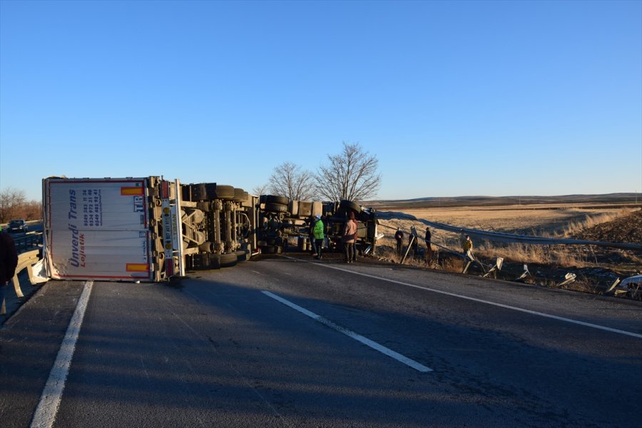 Konya'da Devrilen Tır Ulaşımı Aksattı
