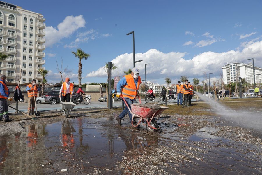 Rüzgar Ve Sağanaktan Zarar Gören Konyaaltı Sahili'nde Onarım Ve Temizlik Yapılıyor