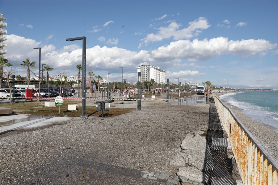 Rüzgar Ve Sağanaktan Zarar Gören Konyaaltı Sahili'nde Onarım Ve Temizlik Yapılıyor