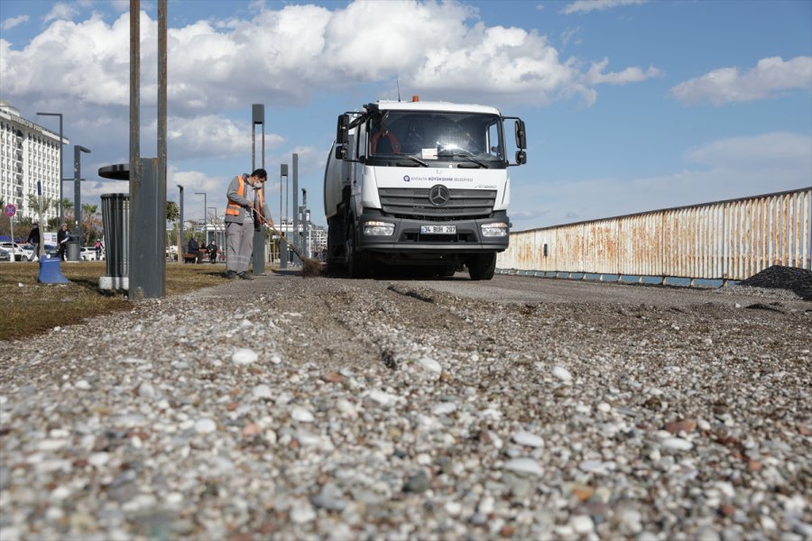 Rüzgar Ve Sağanaktan Zarar Gören Konyaaltı Sahili'nde Onarım Ve Temizlik Yapılıyor