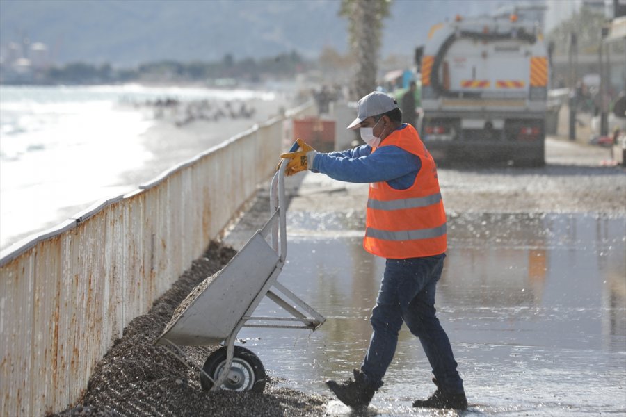 Rüzgar Ve Sağanaktan Zarar Gören Konyaaltı Sahili'nde Onarım Ve Temizlik Yapılıyor