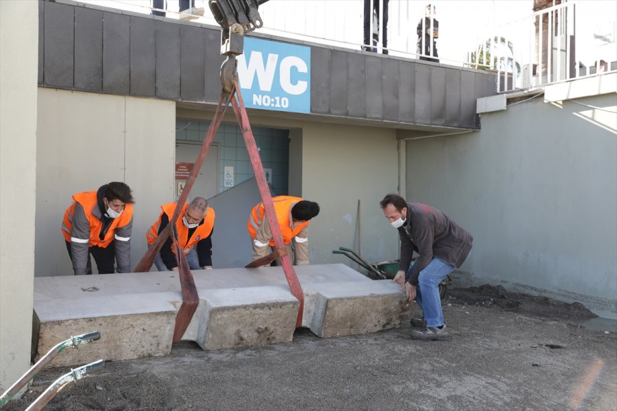 Rüzgar Ve Sağanaktan Zarar Gören Konyaaltı Sahili'nde Onarım Ve Temizlik Yapılıyor