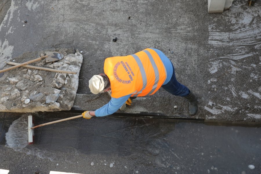 Rüzgar Ve Sağanaktan Zarar Gören Konyaaltı Sahili'nde Onarım Ve Temizlik Yapılıyor