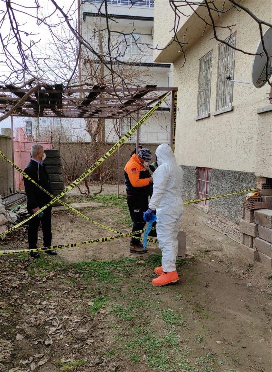 Aksaray'da Apartman Bahçesinde Gömülü Bulunan 11 Bidonu Kbrn Ekipleri Çıkardı