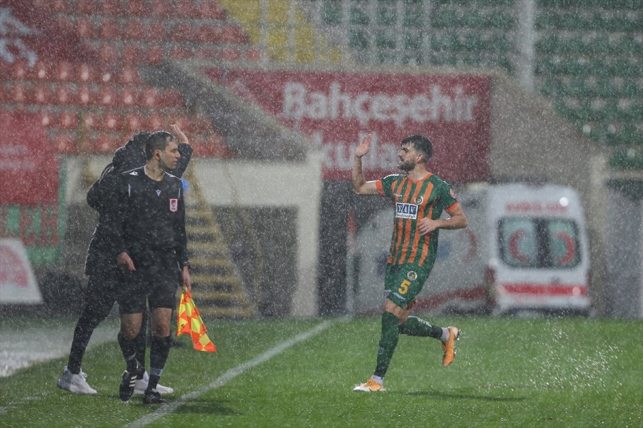 Alanyaspor-sivasspor Maçı Yarına Ertelendi