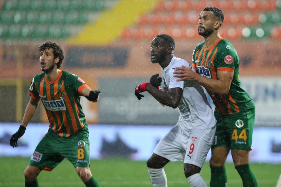 Alanyaspor-sivasspor Maçı Yarına Ertelendi