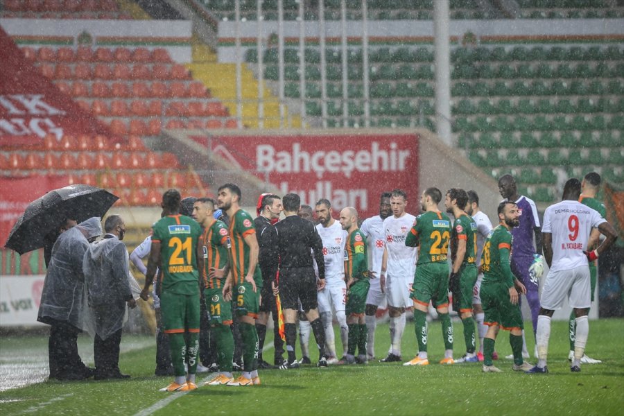 Alanyaspor-sivasspor Maçı Yarına Ertelendi