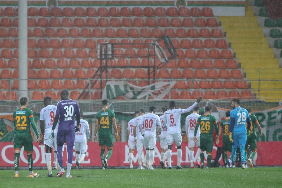 Alanyaspor-sivasspor Maçı Yarına Ertelendi