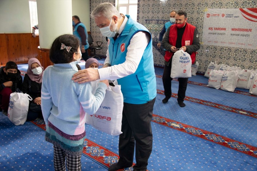 Kayseri'de 500 Çocuğa Kışlık Elbise Yardımı Yapıldı