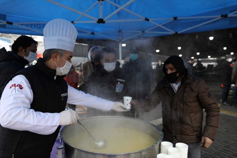 Melikgazi Belediyesinden Pazar Esnafına Sıcak Çorba İkramı
