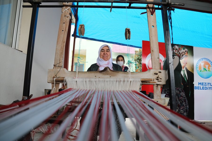 Mezitli Dokuması İşleyen Ayşe Ardıç'a Ödül Verildi