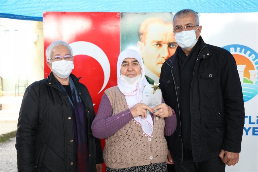 Mezitli Dokuması İşleyen Ayşe Ardıç'a Ödül Verildi