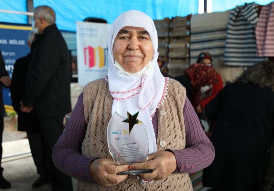Mezitli Dokuması İşleyen Ayşe Ardıç'a Ödül Verildi