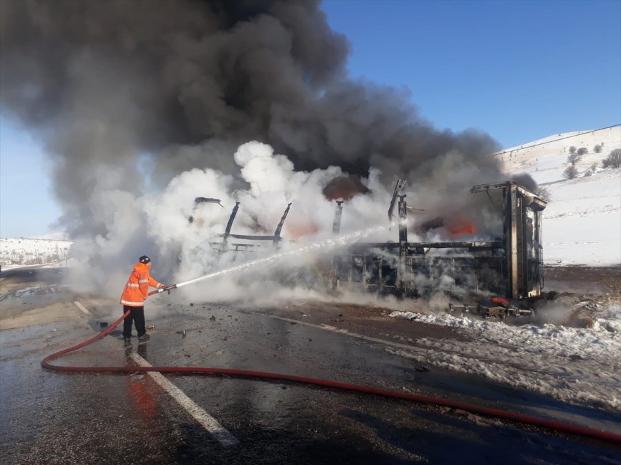 Sivas'ta Tekstil Malzemesi Yüklü Tır Yandı