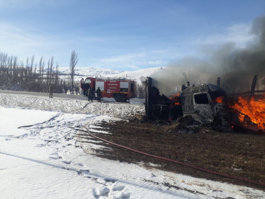 Sivas'ta Tekstil Malzemesi Yüklü Tır Yandı