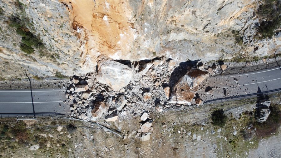 Antalya-mersin Kara Yolu Yamaçtan Kopan Kayalar Nedeniyle Ulaşıma Kapandı