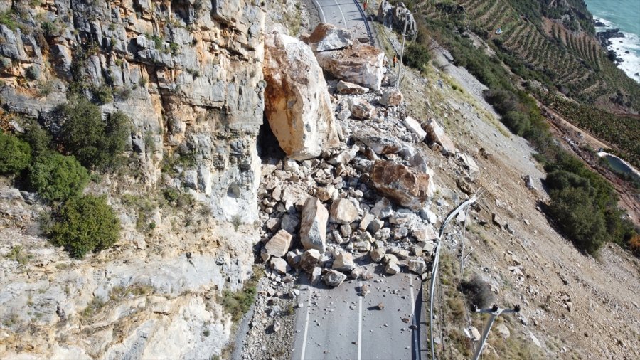 Antalya-mersin Kara Yolu Yamaçtan Kopan Kayalar Nedeniyle Ulaşıma Kapandı