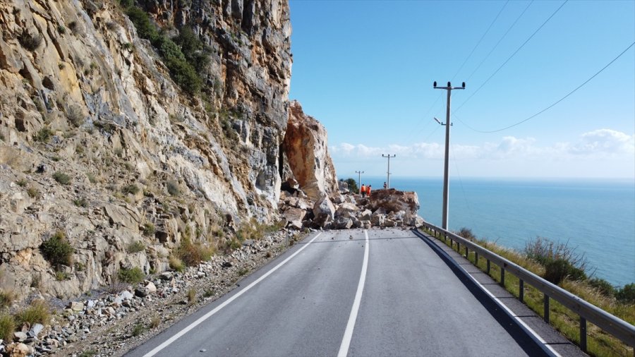 Antalya-mersin Kara Yolu Yamaçtan Kopan Kayalar Nedeniyle Ulaşıma Kapandı