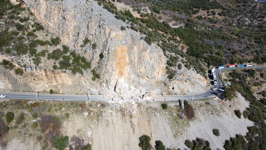 Antalya-mersin Kara Yolu Yamaçtan Kopan Kayalar Nedeniyle Ulaşıma Kapandı