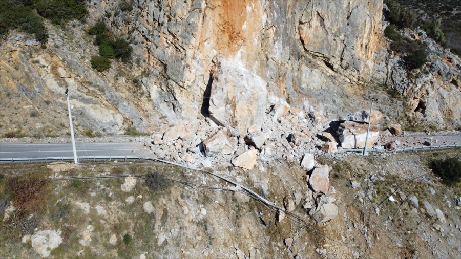 Antalya-mersin Kara Yolu Yamaçtan Kopan Kayalar Nedeniyle Ulaşıma Kapandı
