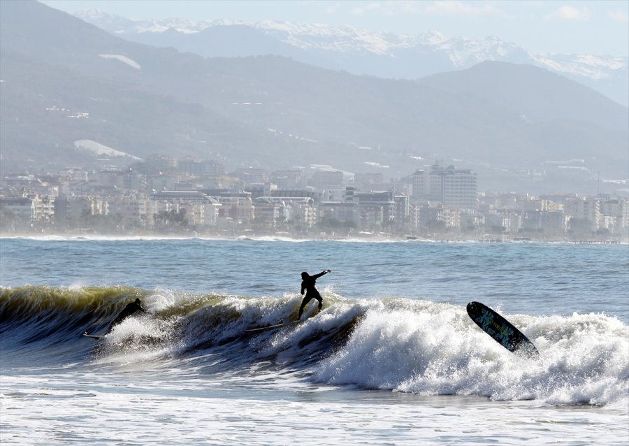 Antalya'da Ocakta Sörf Keyfi Yaptılar